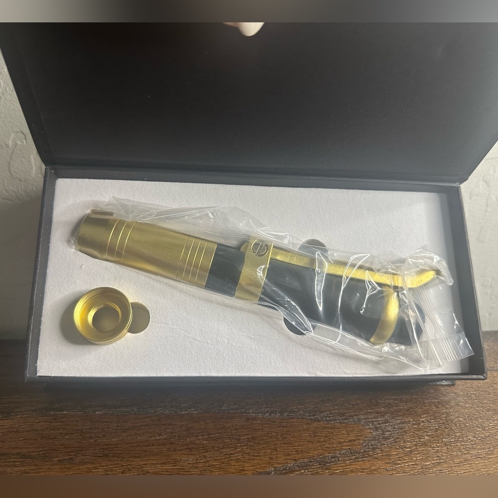 Black and gold hyaluron pen